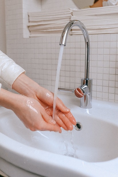 Regelmäßiges Händewaschen und weniger ins Gesicht fassen schützt vor Infektionen